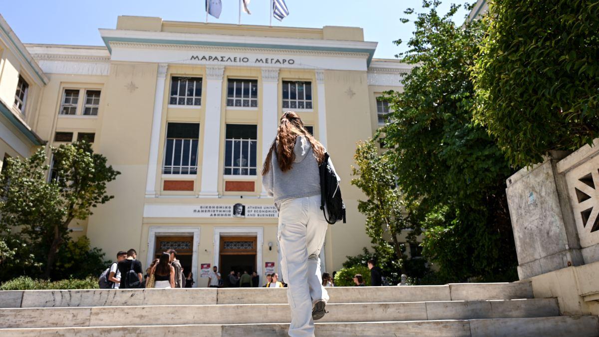 Φοιτήτρια της ΑΣΟΕΕ (ΜΙΧΑΛΗΣ ΚΑΡΑΓΙΑΝΝΗΣ/EUROKONISSI)