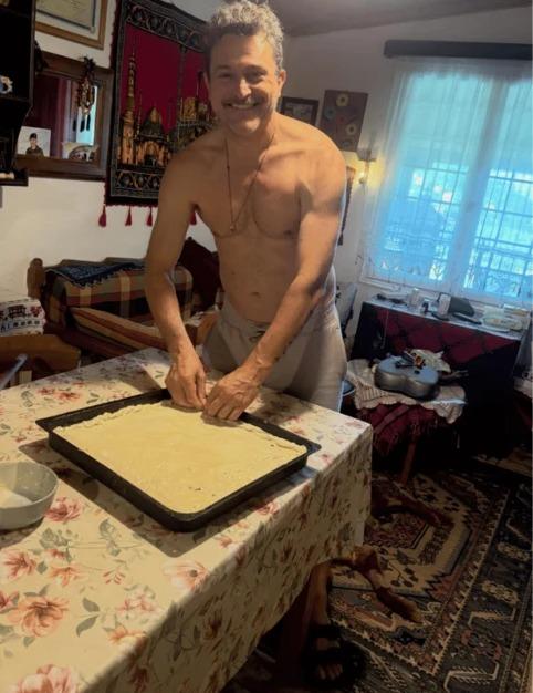 Σε master chef της παραδοσιακής κουζίνας μεταμορφώθηκε ο Γιώργος Καραμίχος, ανοίγοντας φύλλο για μια αυθεντική βλάχικη πίτα.