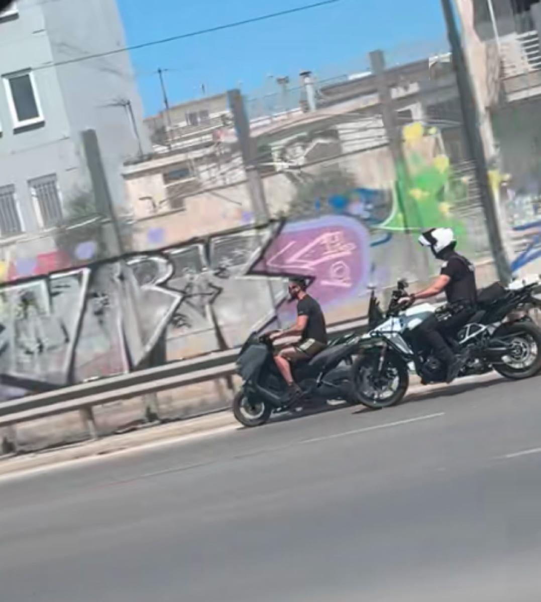Και χωρίς κράνος και με ταχύτητα