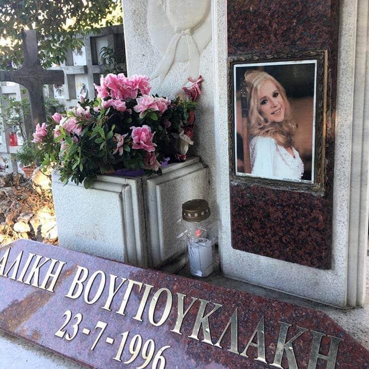 Ιεροσυλία! Άνοιξαν τον τάφο της Βουγιουκλάκη 30 χρόνια μετά τον θάνατο της - Σοκαριστική εικόνα 1