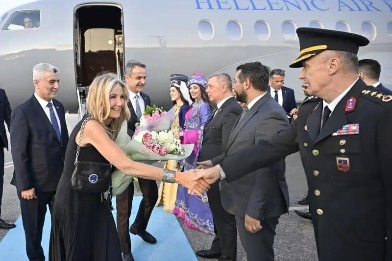 Κομψή και με αψεγάδιαστο στυλ: Η Μαρέβα Μητσοτάκη εντυπωσίασε στο πλευρό του Πρωθυπουργού φορώντας μαύρο φόρεμα και εντυπωσιακά ψηλοτάκουνα πέδιλα 4 2
