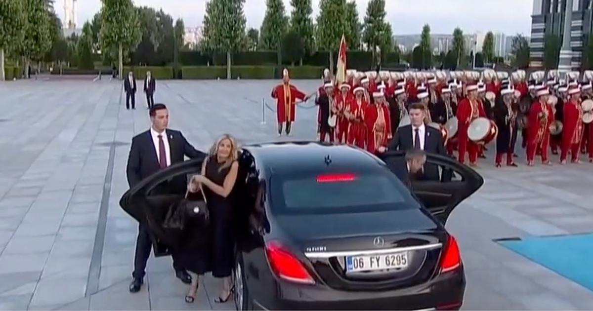 Κομψή και με αψεγάδιαστο στυλ: Η Μαρέβα Μητσοτάκη εντυπωσίασε στο πλευρό του Πρωθυπουργού φορώντας μαύρο φόρεμα και εντυπωσιακά ψηλοτάκουνα πέδιλα 5 stigmiotypo othonis 2026 07 07 22.26.16