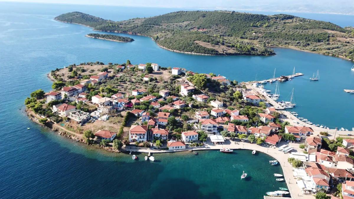 Υπάρχει ένα ελληνικό νησί του Κορινθιακού που μοιάζει βγαλμένο από άλλη εποχή 1 trizonia 1 2048x1152 1