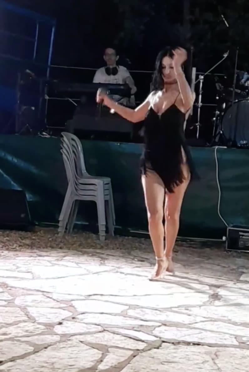 Χαμός με καλλονή τραγουδίστρια σε πανηγύρι στην Φιλιππιάδα - Ξεσήκωσε τους πάντες με τις χορευτικές της ικανότητες 1 stigmiotypo othonis 2026 07 08 02.03.25