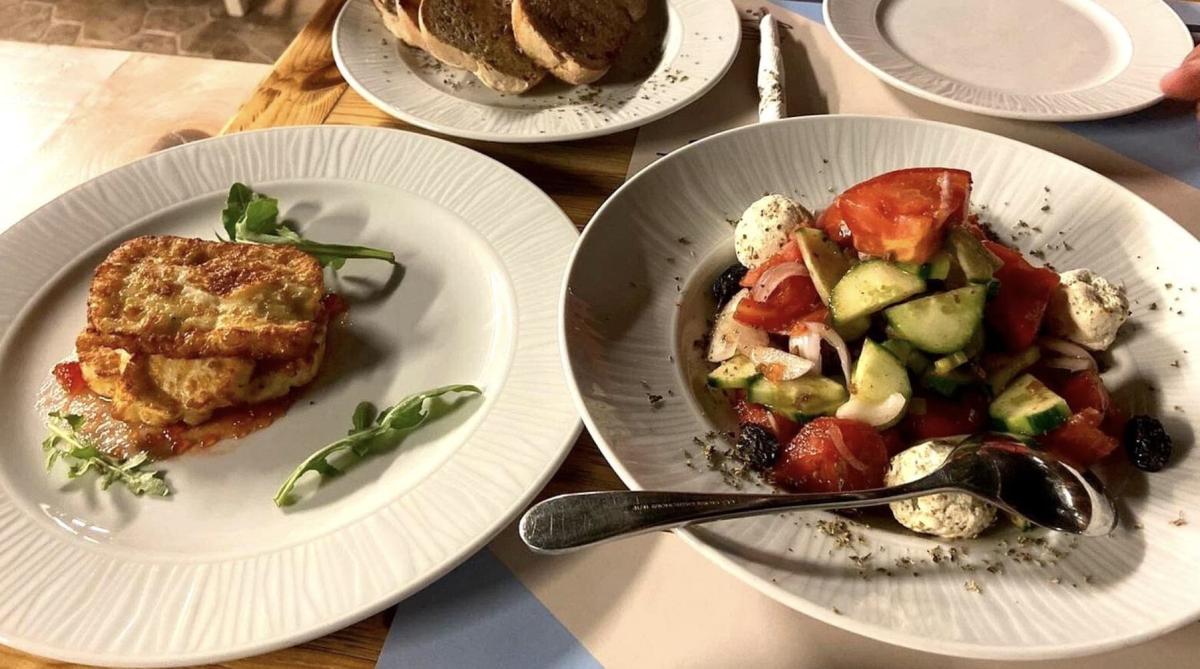 5,50€ η χωριάτικη, 8€ τα καλαμαράκια, 13,50€ η γαριδομακαρονάδα: Το νησί-έκπληξη που σαρώνει φέτος, επειδή «νικά» την ακρίβεια 3 stigmiotypo othonis 2026 07 08 02.16.42