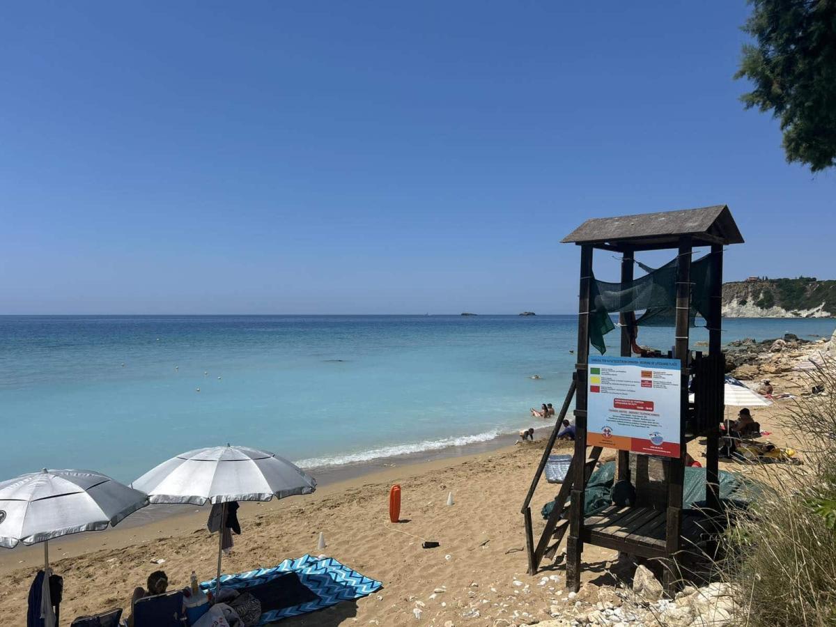 Κεφαλονιά: Ναυαγοσώστρια έσωσε 7 λουόμενους από ισχυρά ρεύματα, ανάμεσά τους 2 παιδιά 2 avythos 4