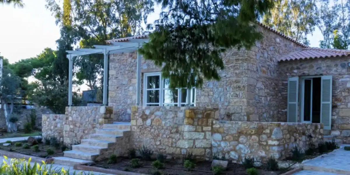 Ιδιωτική παραλία, πέτρα παντού, τεράστιος κήπος: Πωλείται η βίλα του Αλέκου Αλεξανδράκη – Η τιμή, η τοποθεσία και η πασίγνωστη ταινία της Αλίκης που είχε γυριστεί εκεί 1 vila