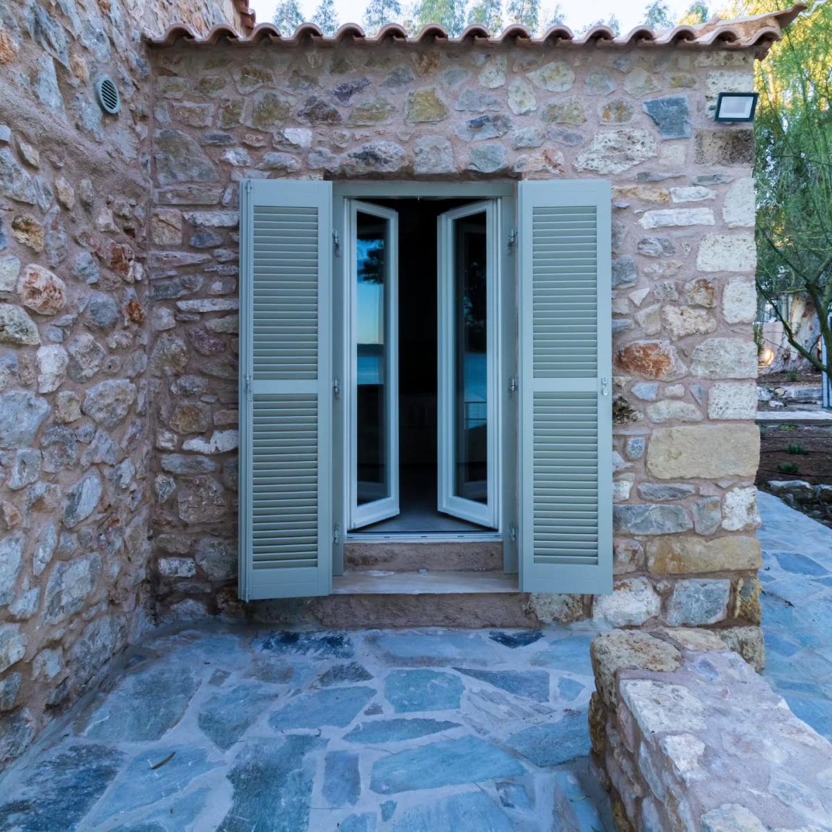 Ιδιωτική παραλία, πέτρα παντού, τεράστιος κήπος: Πωλείται η βίλα του Αλέκου Αλεξανδράκη – Η τιμή, η τοποθεσία και η πασίγνωστη ταινία της Αλίκης που είχε γυριστεί εκεί 4 3 18