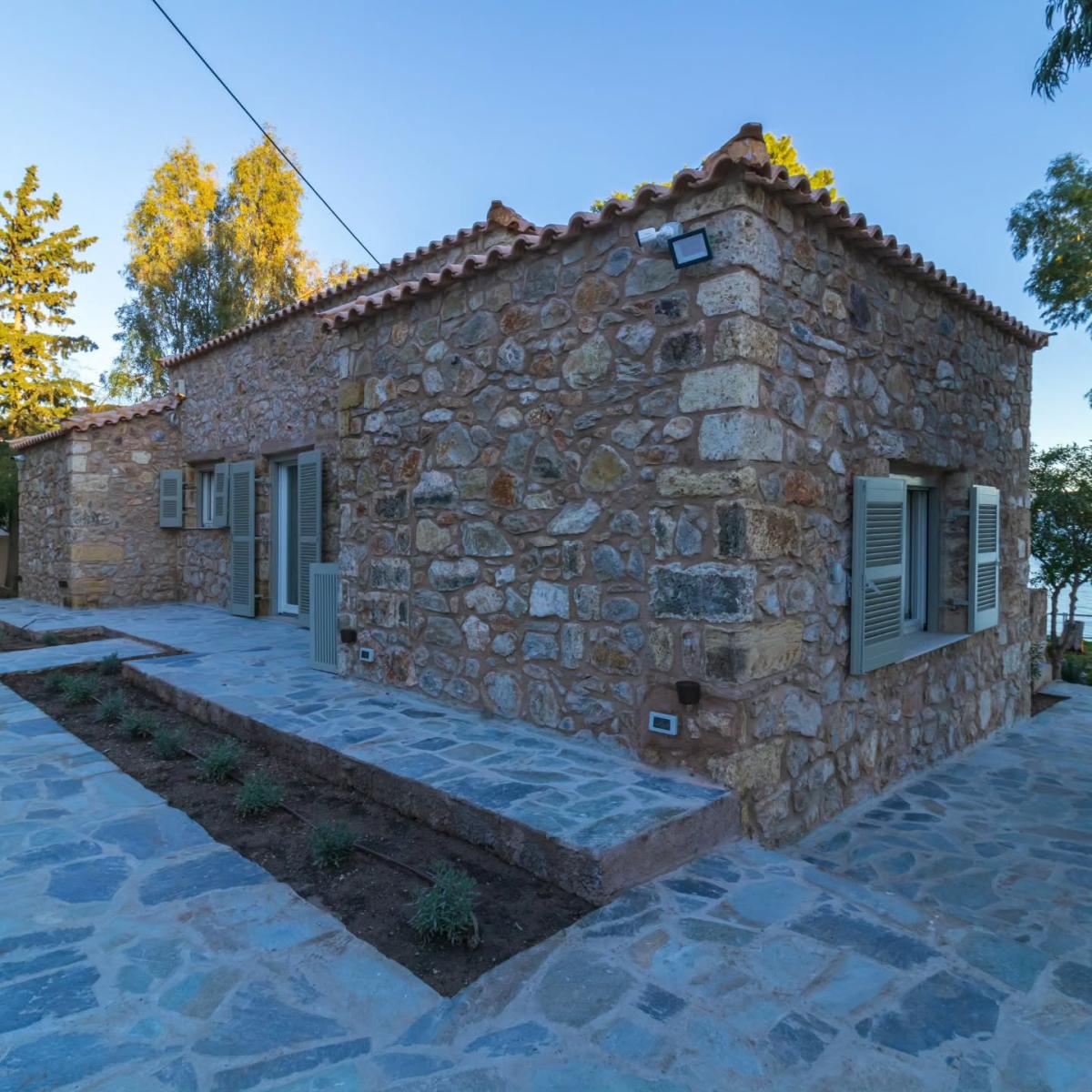 Ιδιωτική παραλία, πέτρα παντού, τεράστιος κήπος: Πωλείται η βίλα του Αλέκου Αλεξανδράκη – Η τιμή, η τοποθεσία και η πασίγνωστη ταινία της Αλίκης που είχε γυριστεί εκεί 8 7 4
