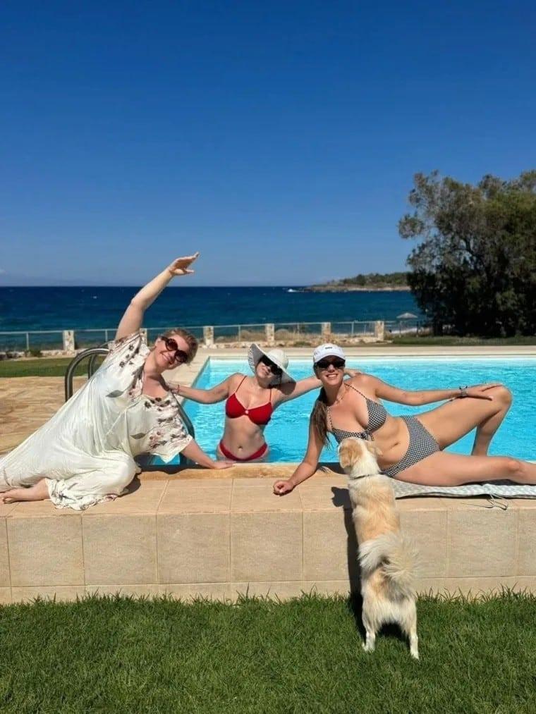 Ούτε πλαστικές, ούτε φίλτρα, ούτε ενέσιμα: Η Ελένη Ράντου ποζάρει στα 62 με κόκκινο μαγιό, σε πισίνα και άβαφη και βάζει κάτω μέχρι και 30άρες 1 62 30 1 760x1013 1