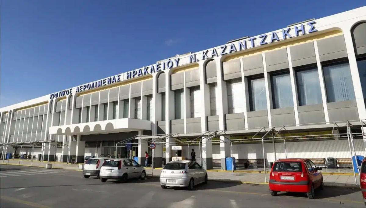 Απαγορεύσαν σε τουρίστα να πάρει μαζί του στο αεροπλάνο λάδι από την Κρήτη και αστυνόμος βρηκε την λύση - «Μην ανησυχείτε. Θα σας βοηθήσω» 2 aerodromio 1