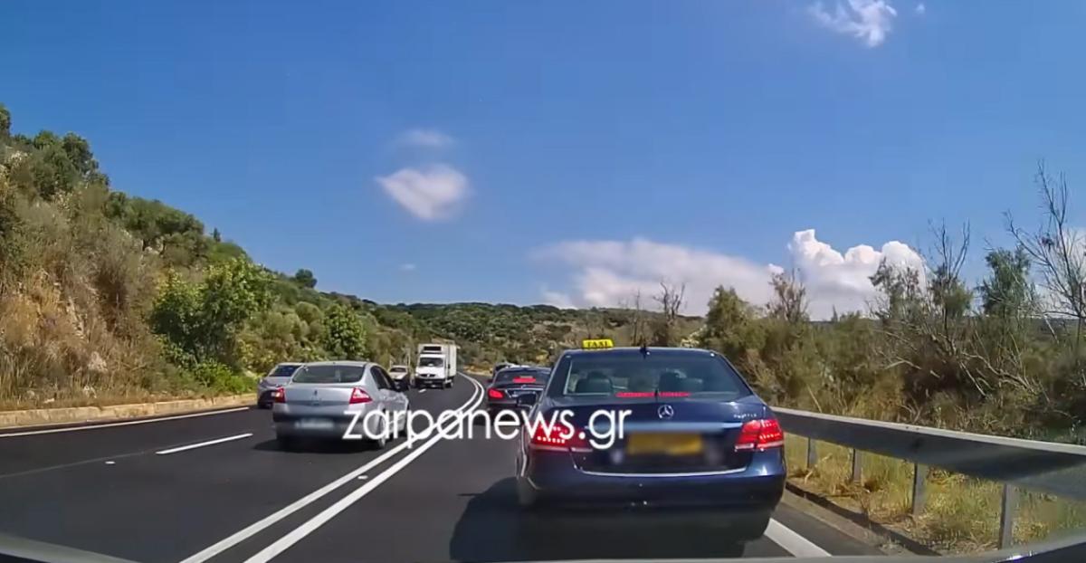 Κρήτη: Σοκάρει το βίντεο από τον ΒΟΑΚ όπου ένα γκρι αυτοκίνητο παραβιάζει τη διπλή διαχωριστική γραμμή και αποφεύγει οριακά τη σύγκρουση με φορτηγό.