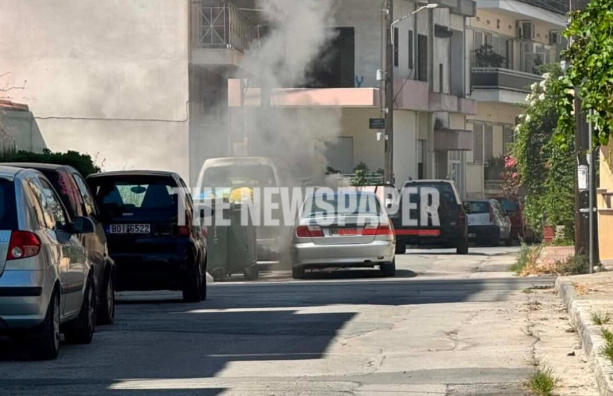 Αναστάτωση στη Νέα Ιωνία του Βόλου, καθώς επιβατικό αυτοκίνητο τυλίχθηκε στις φλόγες εν κινήσει επί της οδού Χαλκηδόνος.