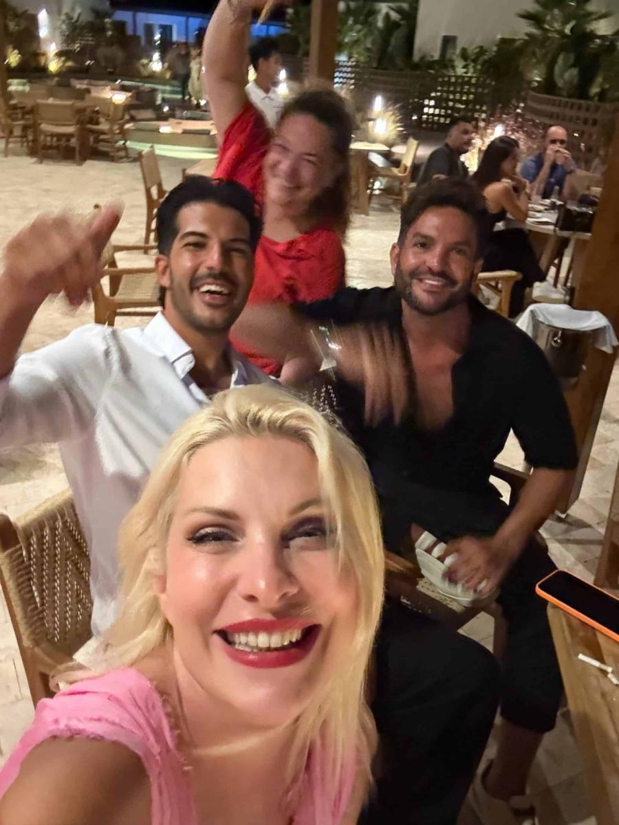 Ελένη Μενεγάκη: Τα καλοκαιρινά σύνολα που διάλεξε στις διακοπές της στη Νάξο - Οι φωτογραφίες 1 5 9 scaled