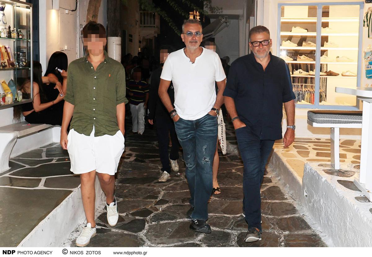 Σχεδόν ίδιο ύψος: O Γιώργος Λιάγκας βόλτα στα Ματογιάννια της Μυκόνου με τον γιο του Γιάννη 1 3 27 scaled