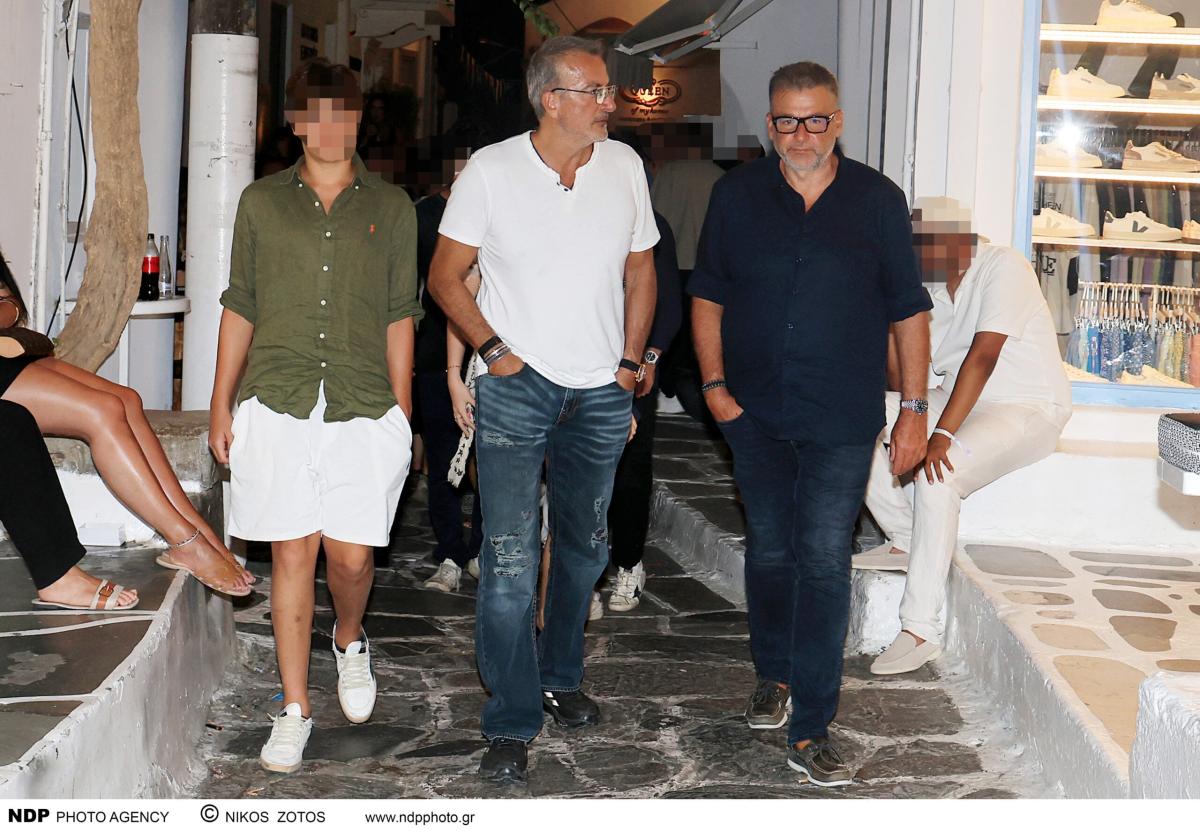 Σχεδόν ίδιο ύψος: O Γιώργος Λιάγκας βόλτα στα Ματογιάννια της Μυκόνου με τον γιο του Γιάννη 2 2 29 scaled
