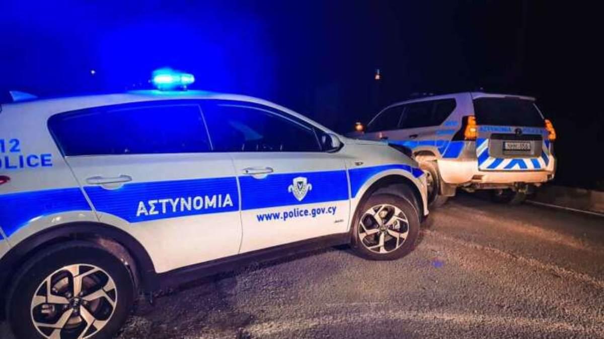 Λεμεσός: Δυνάμεις της Αστυνομίας απέκλεισαν τον χώρο στάθμευσης της πολυκατοικίας όπου κατέληξε η εργαζόμενη.