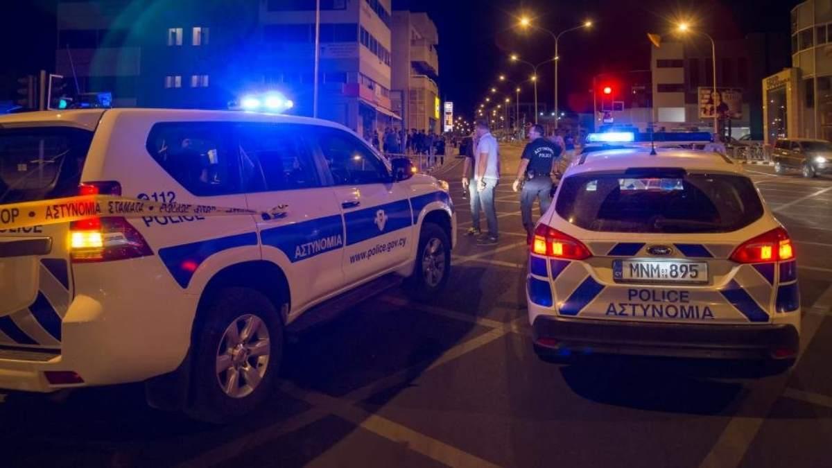 Λεμεσός: Δυνάμεις της Αστυνομίας απέκλεισαν τον χώρο στάθμευσης της πολυκατοικίας όπου κατέληξε η εργαζόμενη.