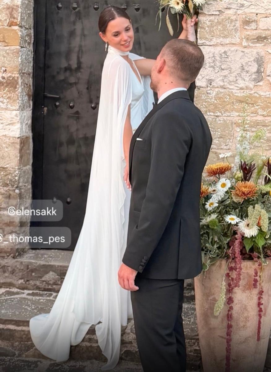 Παντρεύτηκε πρωταγωνίστρια του «Μπαμπά σ’ αγαπώ» - Οι φωτογραφίες από τον γάμο στην Άρτα 2 stigmiotypo othonis 2026 07 14 04.34.31