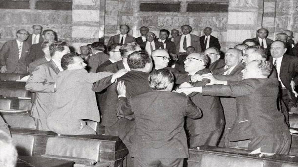 Ιουλιανά: Η ρήξη που οδήγησε τη χώρα στη θεσμική αποσταθεροποίηση