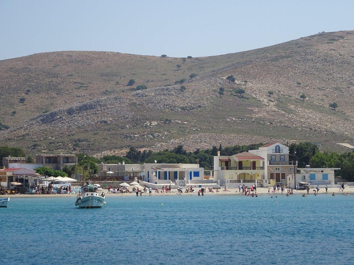Συγκλονιστικά νερά, δωμάτια πάνω στη θάλασσα: Το νησί-τσέπης που κάνεις τις πιο τίμιες διακοπές, περπατιέται από τη μία άκρη στην άλλη 1 menshouse 20260714234850 993008