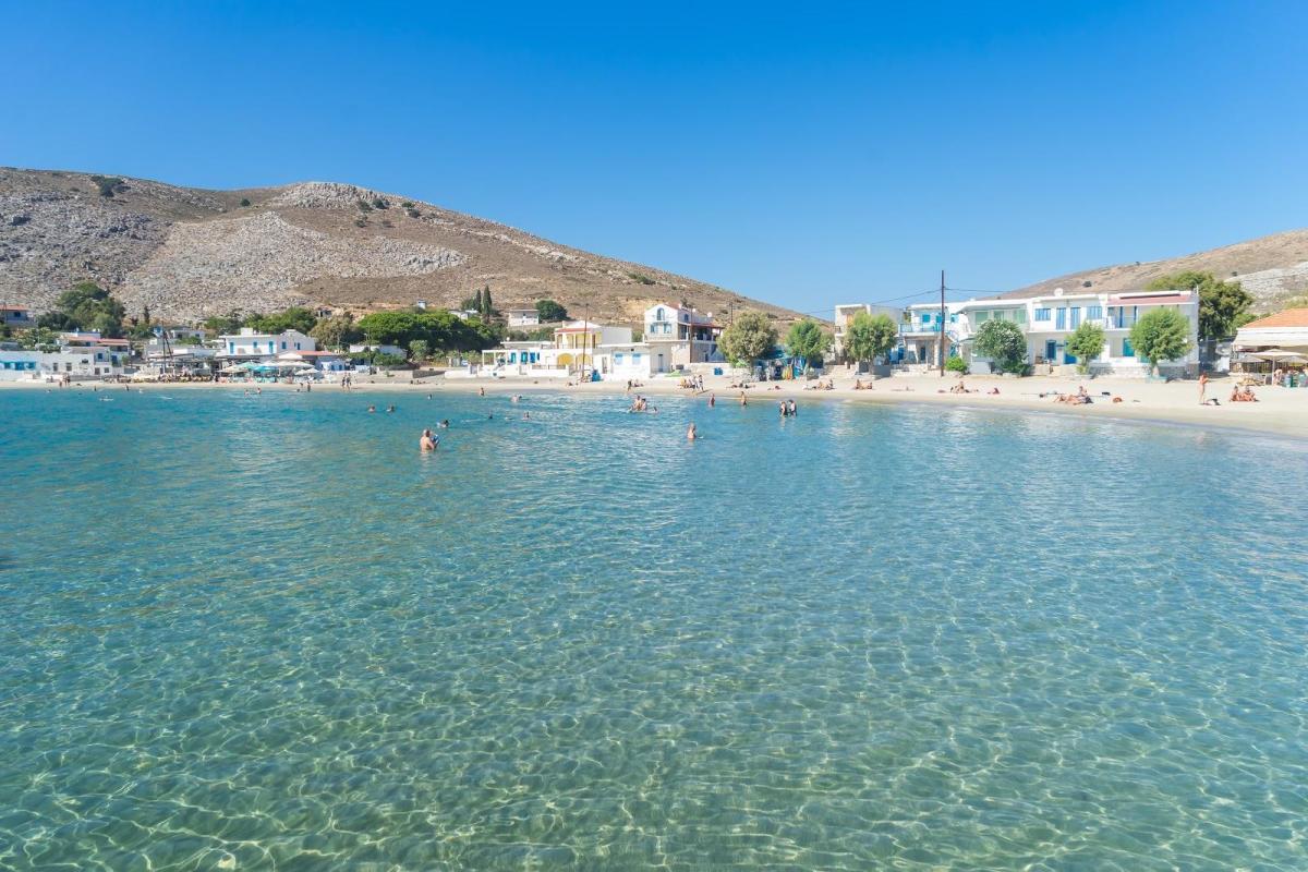Συγκλονιστικά νερά, δωμάτια πάνω στη θάλασσα: Το νησί-τσέπης που κάνεις τις πιο τίμιες διακοπές, περπατιέται από τη μία άκρη στην άλλη 2 menshouse 20260714234630 705408