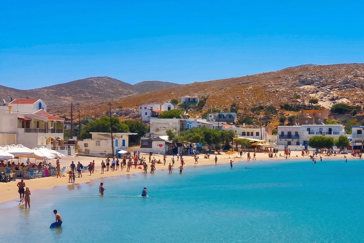 Συγκλονιστικά νερά, δωμάτια πάνω στη θάλασσα: Το νησί-τσέπης που κάνεις τις πιο τίμιες διακοπές, περπατιέται από τη μία άκρη στην άλλη 3 menshouse 20260714233046 863889