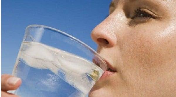 Πόσα ποτήρια νερό πρέπει να πίνουμε καθημερινά ανάλογα με το σωματικό μας βάρος 2 1 9 1