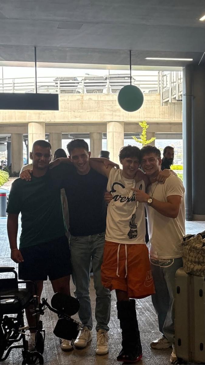 Ο Σταύρος Φλώρος επέστρεψε στην Ελλάδα - Η πρώτη του ανάρτηση & η αγκαλιά 3 1 53