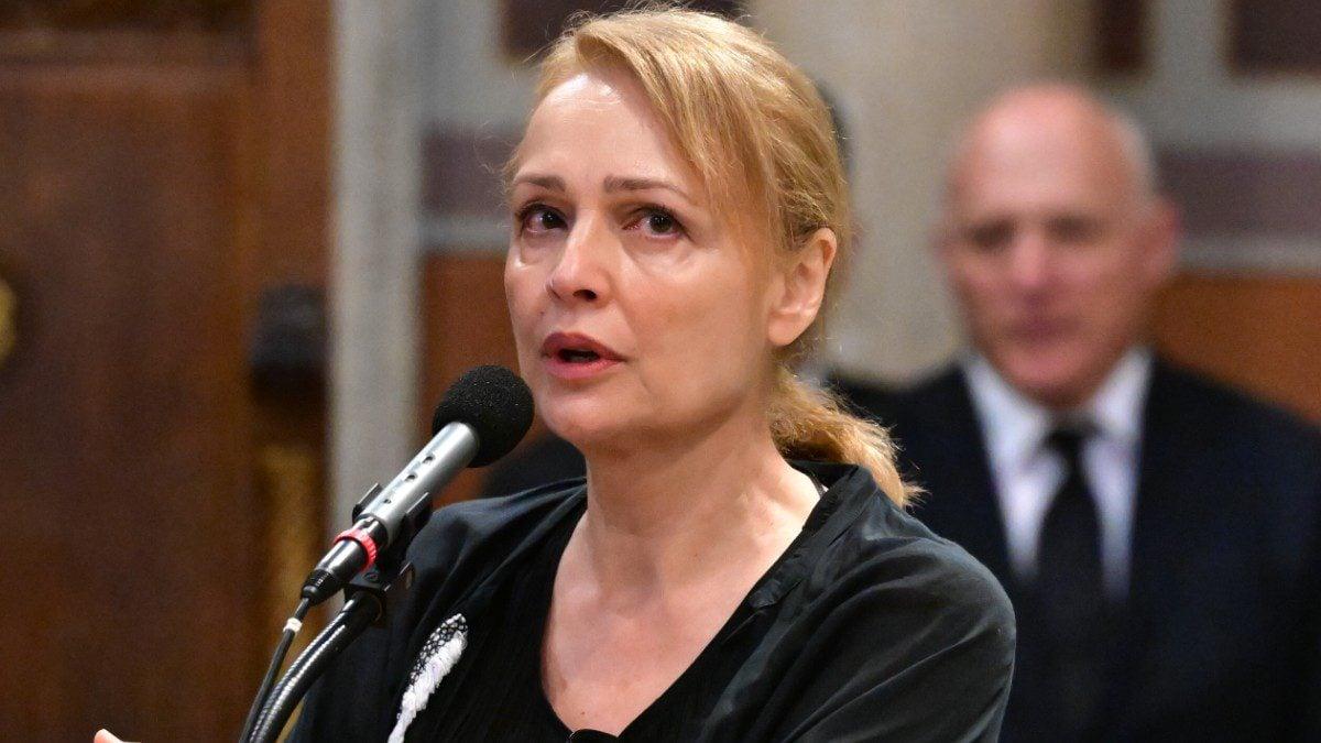 Συγκλόνισε τους πάντες μέσα στην εκκλησία ο επικήδειος της Νίκης Παλλικαράκη στην κηδεία της Μάρως Κοντού – «Κράτησες περήφανο το παιδί μέσα σου» 1 palikaraki kidia kontou