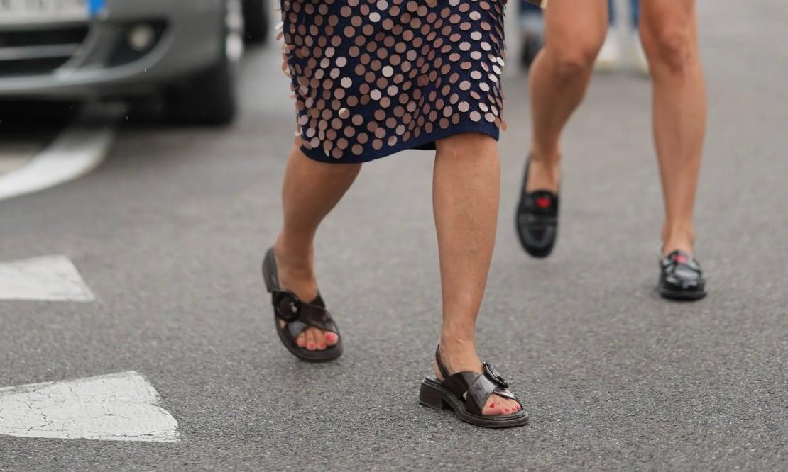 Τα σανδάλια της «γιαγιάς» επιστρέφουν δυναμικά - Θα κυριαρχήσουν για τα καλά το 2026 4 stigmiotypo othonis 2026 07 18 00.55.49