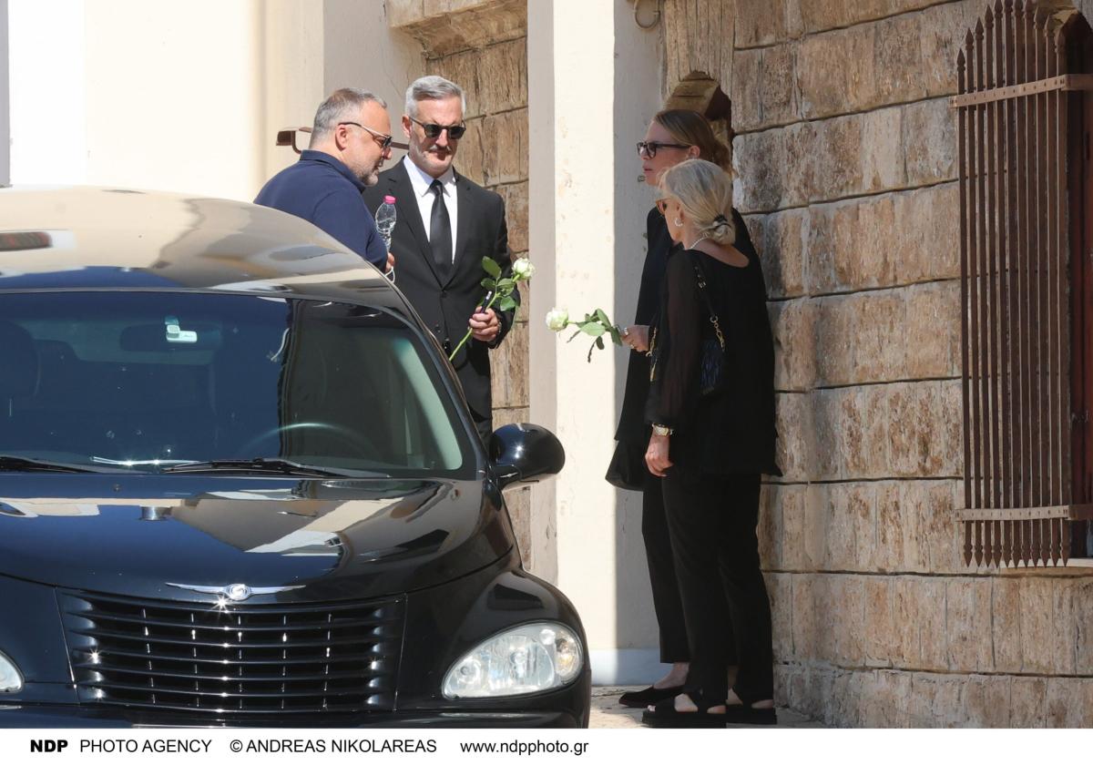 Θρήνος στην κηδεία του Λορέντζο Καριέρε - Συντετριμμένη η σύζυγός του, Έλενα Κατραβά 5 ndp 3857 scaled