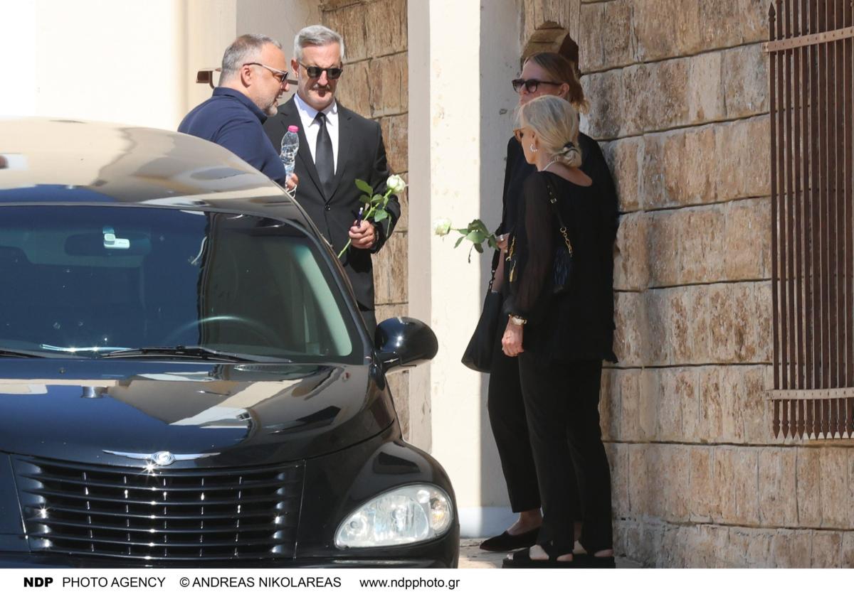 Θρήνος στην κηδεία του Λορέντζο Καριέρε - Συντετριμμένη η σύζυγός του, Έλενα Κατραβά 6 ndp 3859 scaled