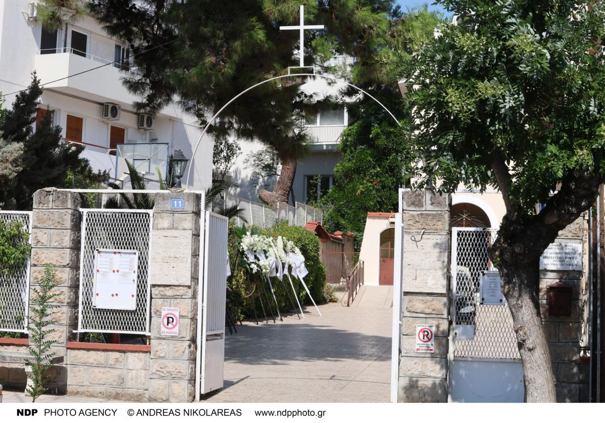 Θρήνος στην κηδεία του Λορέντζο Καριέρε - Συντετριμμένη η σύζυγός του, Έλενα Κατραβά 7 ndp 3860 scaled