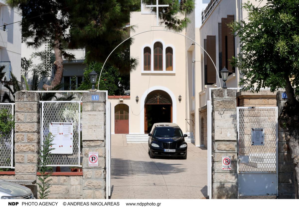 Θρήνος στην κηδεία του Λορέντζο Καριέρε - Συντετριμμένη η σύζυγός του, Έλενα Κατραβά 8 ndp 3861 scaled