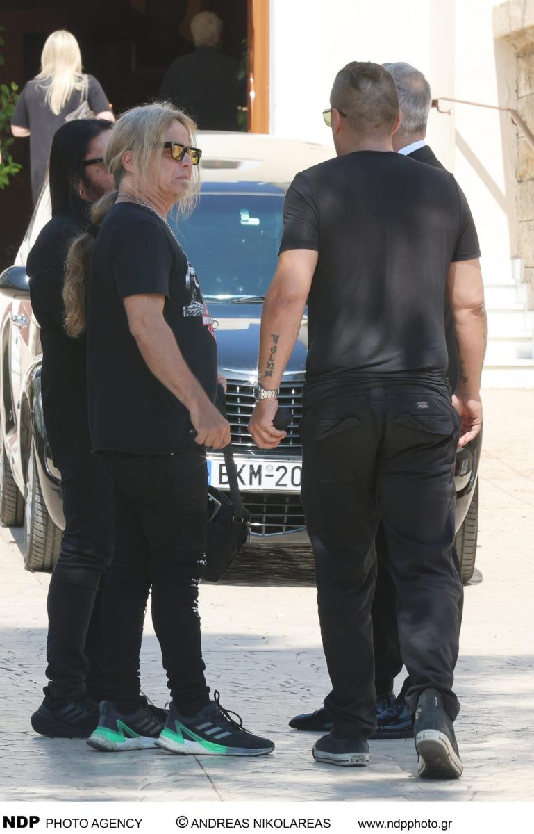 Θρήνος στην κηδεία του Λορέντζο Καριέρε - Συντετριμμένη η σύζυγός του, Έλενα Κατραβά 18 ndp 3999 scaled