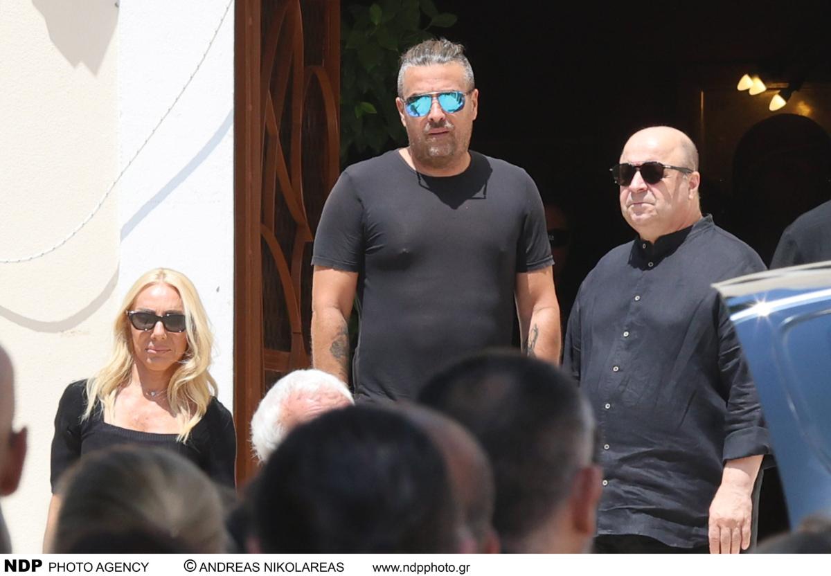 Θρήνος στην κηδεία του Λορέντζο Καριέρε - Συντετριμμένη η σύζυγός του, Έλενα Κατραβά 39 ndp 4197 scaled