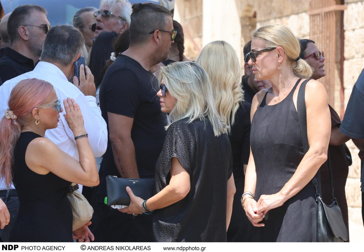 Θρήνος στην κηδεία του Λορέντζο Καριέρε - Συντετριμμένη η σύζυγός του, Έλενα Κατραβά 40 ndp 4240 scaled