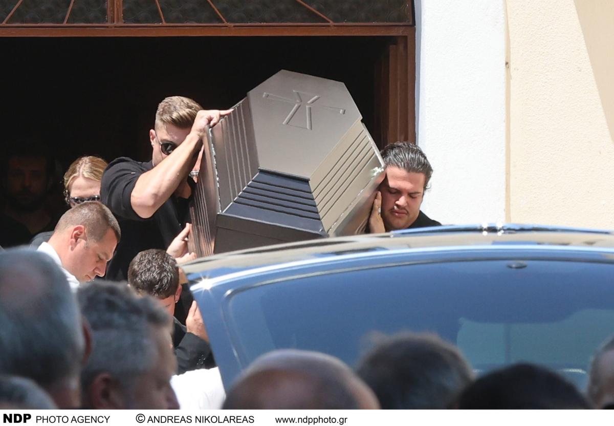Θρήνος στην κηδεία του Λορέντζο Καριέρε - Συντετριμμένη η σύζυγός του, Έλενα Κατραβά 42 ndp 4273 scaled
