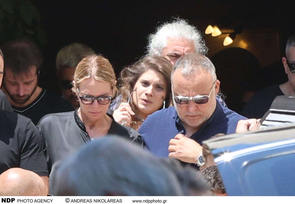 Θρήνος στην κηδεία του Λορέντζο Καριέρε - Συντετριμμένη η σύζυγός του, Έλενα Κατραβά 43 ndp 4282 scaled