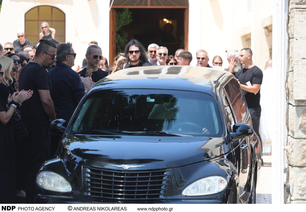 Θρήνος στην κηδεία του Λορέντζο Καριέρε - Συντετριμμένη η σύζυγός του, Έλενα Κατραβά 44 ndp 4300 scaled