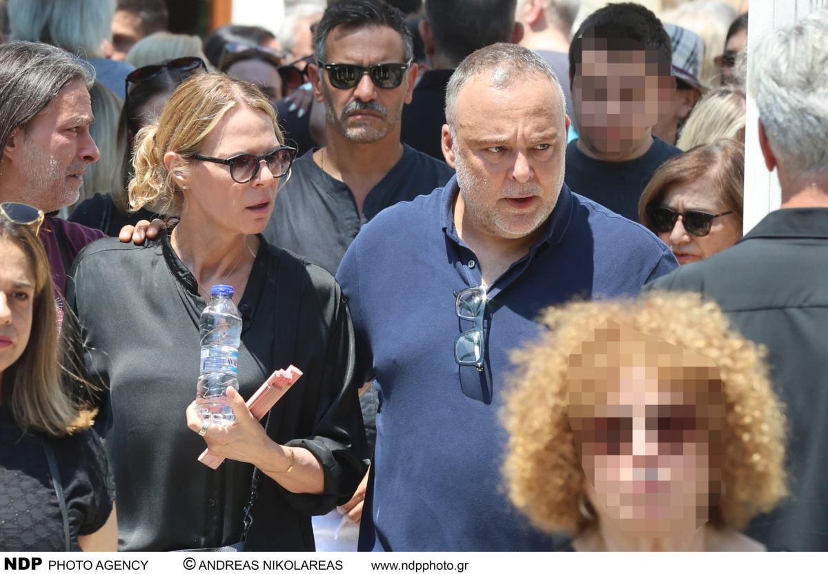 Θρήνος στην κηδεία του Λορέντζο Καριέρε - Συντετριμμένη η σύζυγός του, Έλενα Κατραβά 46 ndp 4327 scaled