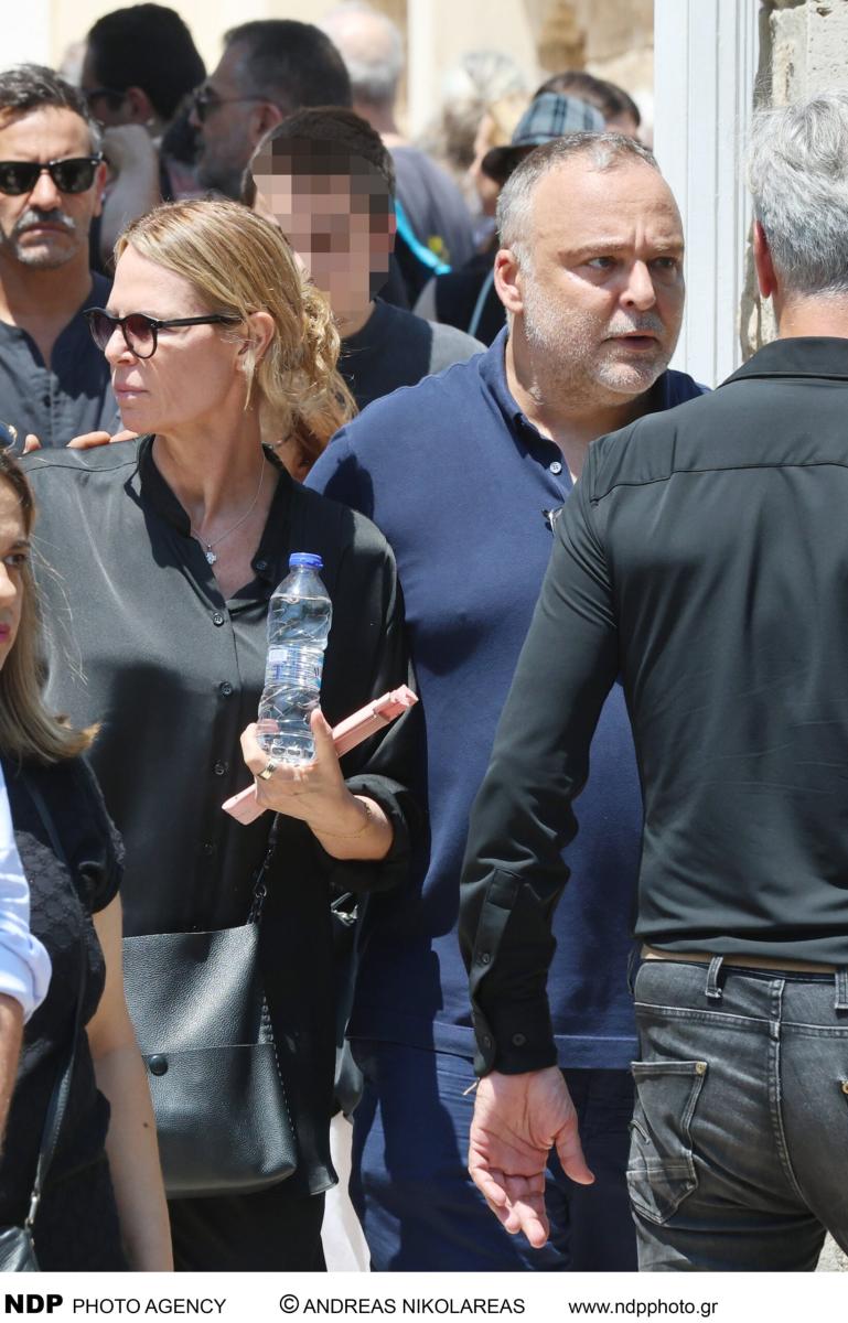 Θρήνος στην κηδεία του Λορέντζο Καριέρε - Συντετριμμένη η σύζυγός του, Έλενα Κατραβά 47 ndp 4339 scaled