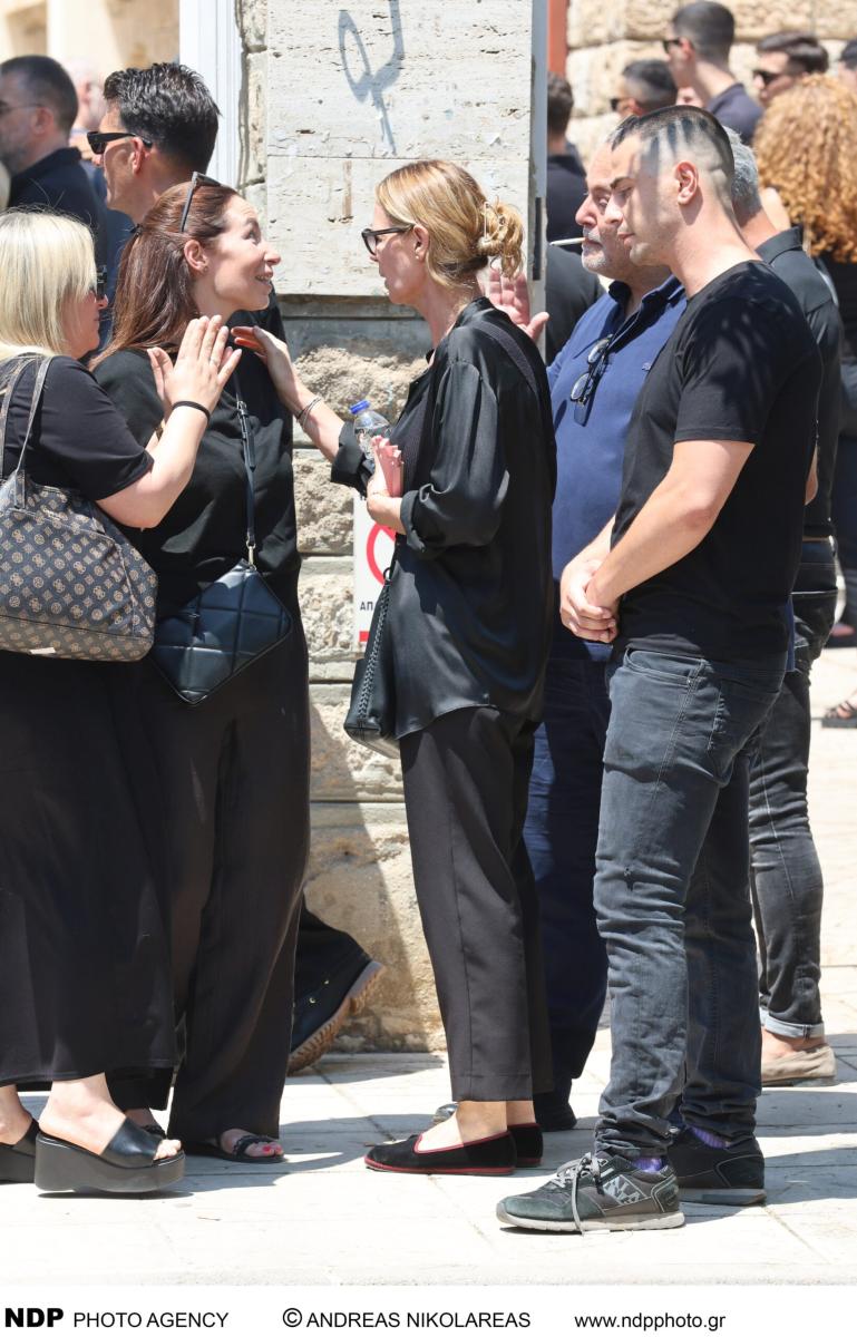 Θρήνος στην κηδεία του Λορέντζο Καριέρε - Συντετριμμένη η σύζυγός του, Έλενα Κατραβά 49 ndp 4356 scaled