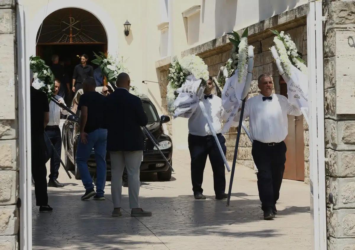 «Μου είχες υποσχεθεί ότι» - Συγκλόνισε ο γιος του Λορέντζο Καριέρε στον επικήδειο λόγο του 3 kariere 1 full