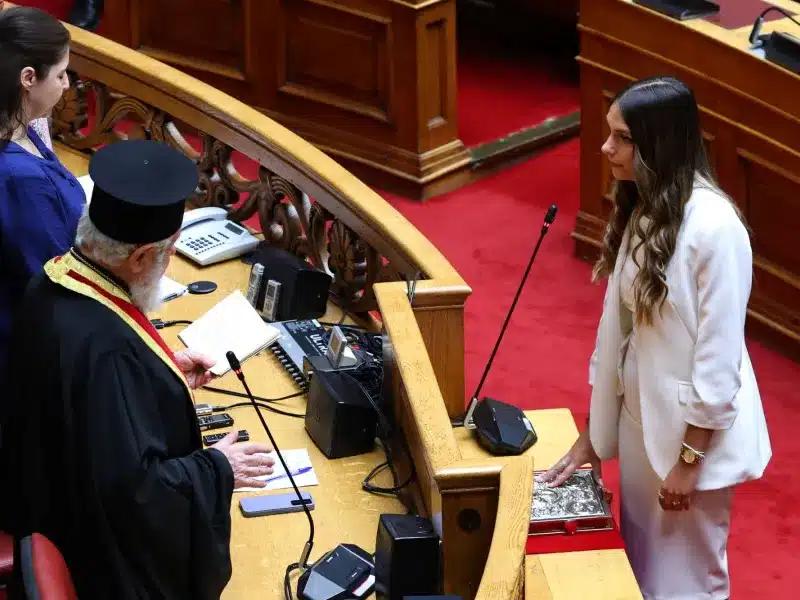 Μυρτώ Κοροβέση: Ορκίστηκε η νεότερη βουλευτής του ελληνικού κοινοβουλίου - H ηλικία της 1 eurokinissi korovesi.jpg