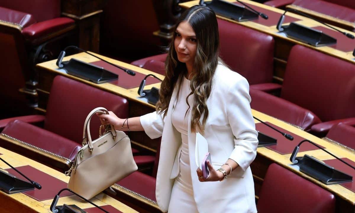 Μυρτώ Κοροβέση: Ορκίστηκε η νεότερη βουλευτής του ελληνικού κοινοβουλίου - H ηλικία της 2 15edbdc9 korovesi 2