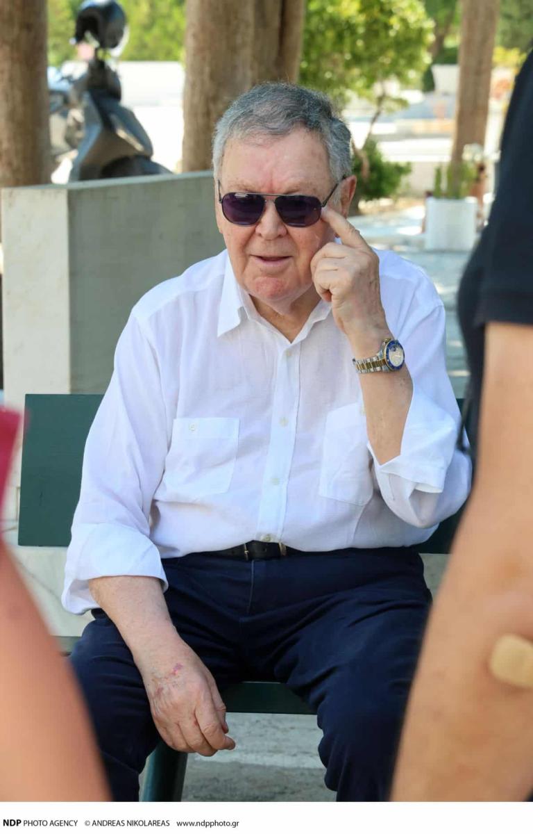 Μνημόσυνο Αλίκης Βουγιουκλάκη: Ράκος ο αδερφός της, Αντώνης - Οι επώνυμοι που έδωσαν το «παρών» και η ηχηρή απουσία 1 antonis bougiouklakis