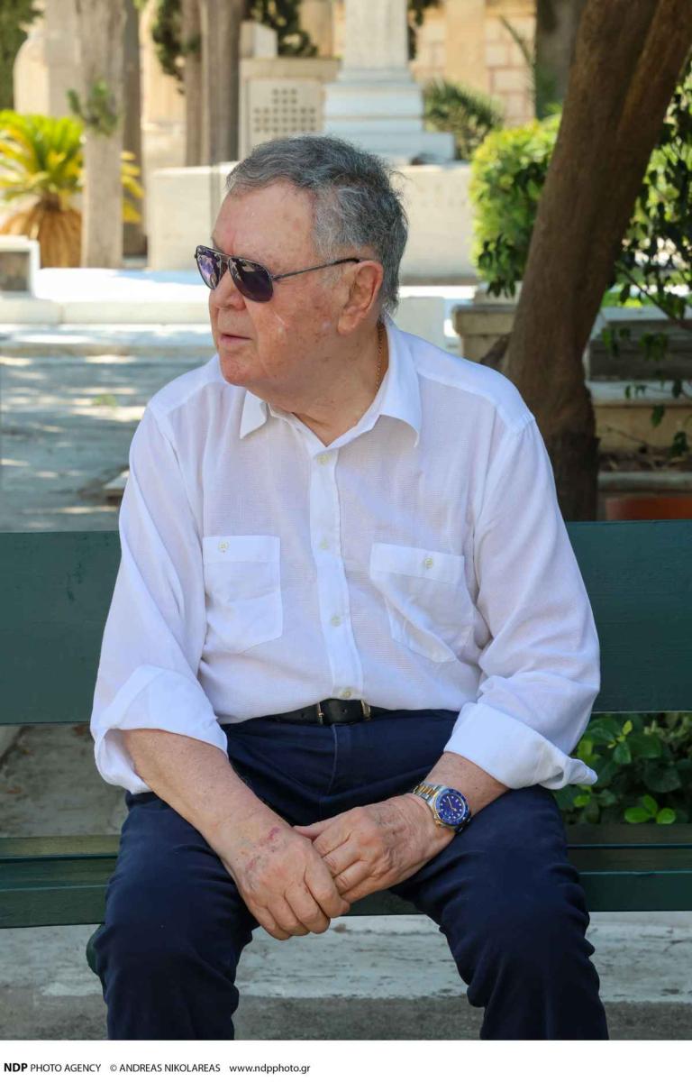 Μνημόσυνο Αλίκης Βουγιουκλάκη: Ράκος ο αδερφός της, Αντώνης - Οι επώνυμοι που έδωσαν το «παρών» και η ηχηρή απουσία 2 antonis bougiouklakis 1