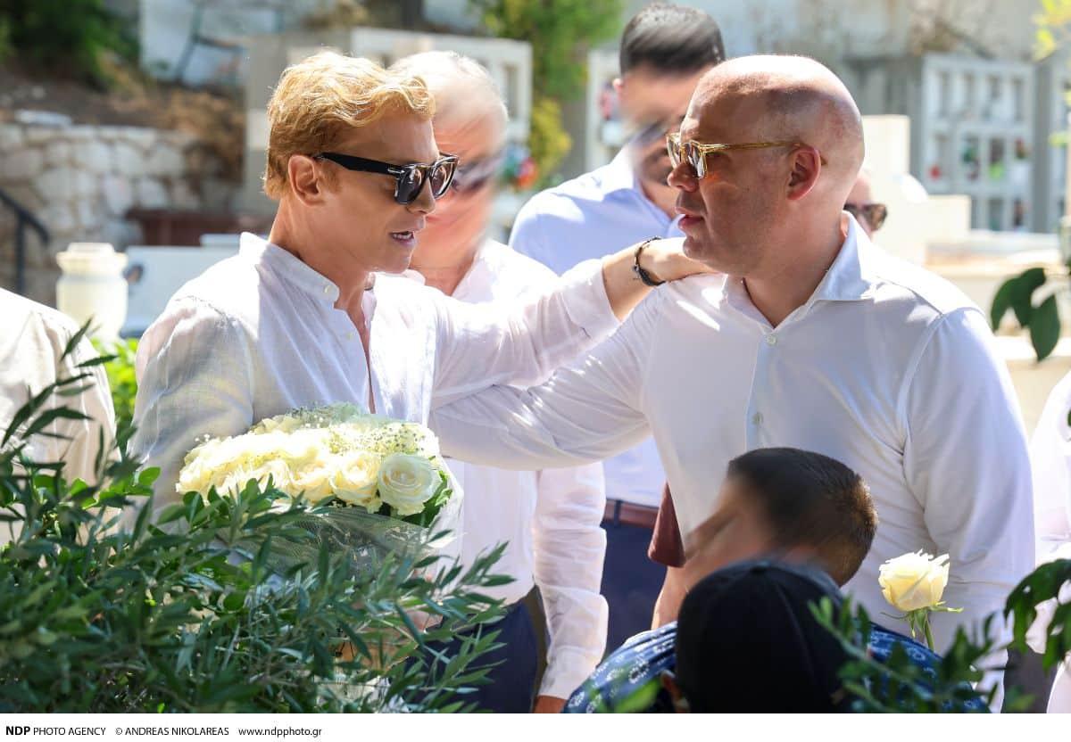 Μνημόσυνο Αλίκης Βουγιουκλάκη: Ράκος ο αδερφός της, Αντώνης - Οι επώνυμοι που έδωσαν το «παρών» και η ηχηρή απουσία 7 takis zaxaratos aimilios boygioyklakis